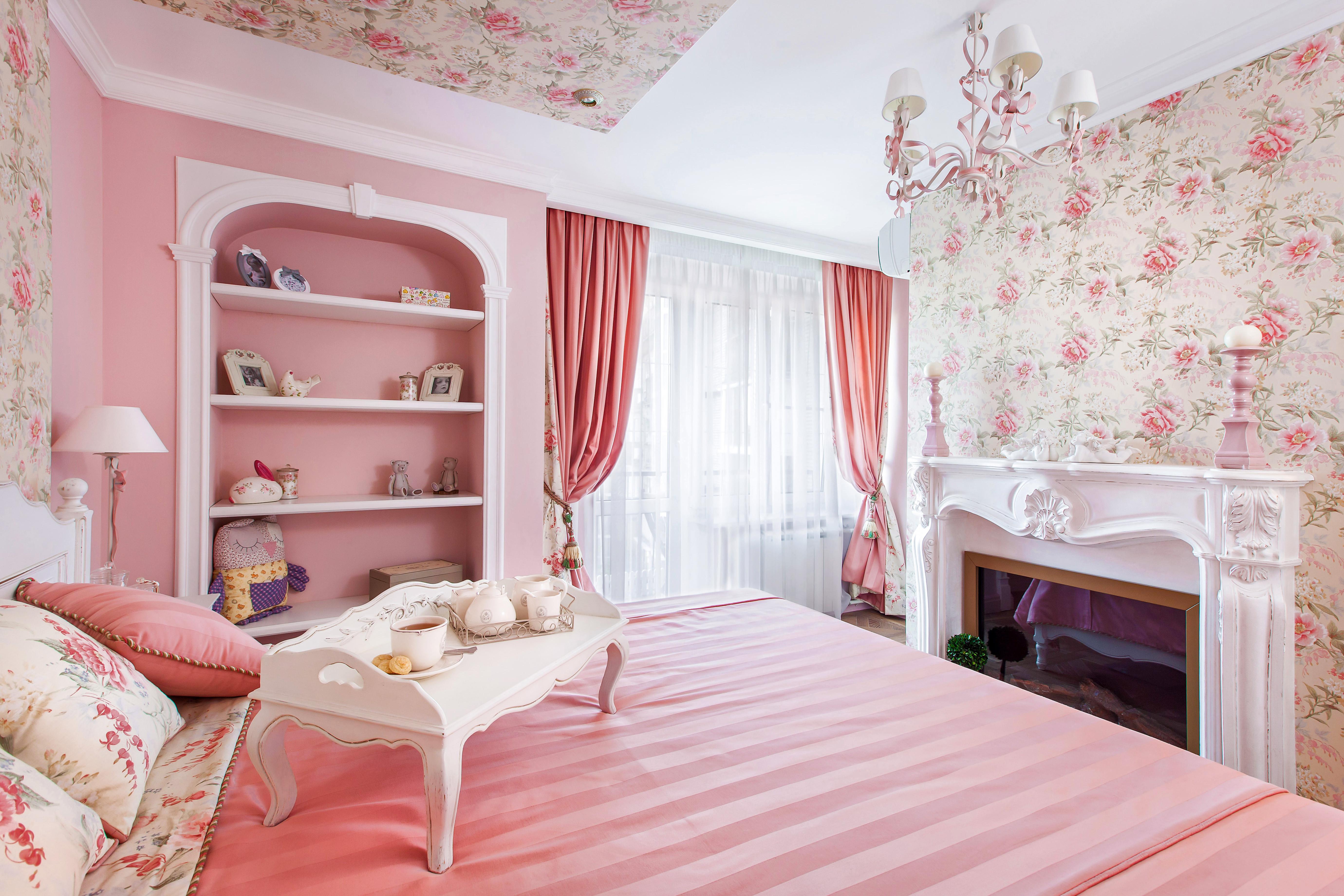 Какие шторы розовым обоям. Спальня в розовом цвете. Спальня в розовом стиле. Спальня в розовых тонах. Розовый интерьер.